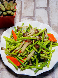 蒜苔炒蟹味菇
