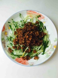 快手下饭的酱肉黄瓜