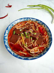 麻辣金针鸭血煲