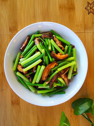 蒜苗炒香菇