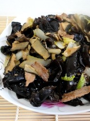 黄瓜钱炒木耳