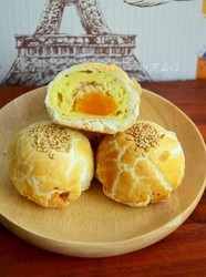 奶黄肉松蛋黄酥