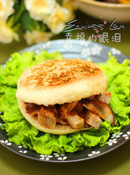 大烧饼夹肉肘子