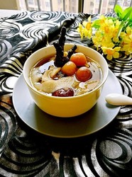 椰肉炖乌鸡汤