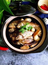 酥焖小鲫鱼