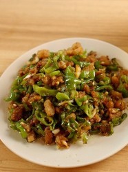 炸一锅翻滚的猪油