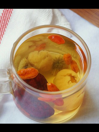 养颜还补血——枸杞红枣桂圆菊花茶