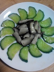 黄瓜炒香菇