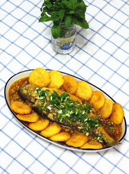 酒酿烩黄鱼贴饼