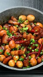红烧肉焖蛋