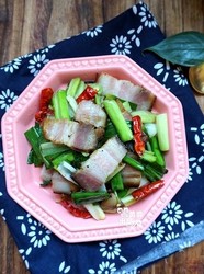 腊肉炒青蒜：营养加一半