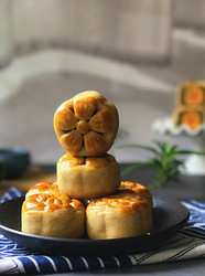 抹茶莲蓉蛋黄月饼