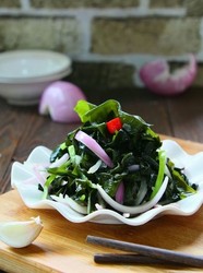圆葱凉拌海芽菜