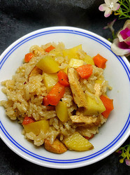 土豆鸡肉肠闷饭
