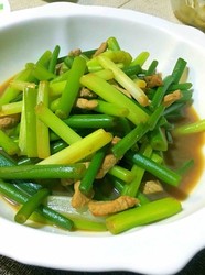 家常蒜苗炒肉丝