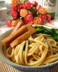 午餐肉莴笋叶炒面