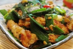豆豉鲮鱼条炒蒜苗
