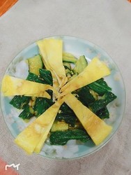 鸡蛋饼拌黄瓜