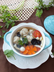 海鲜菇肉丸汤