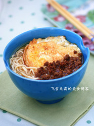 肉酱鸡蛋面