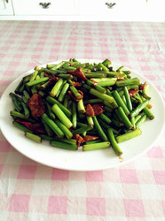 蒜台炒鸡肉