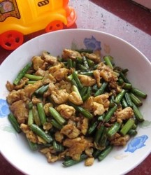 鸡蛋炒蒜苔