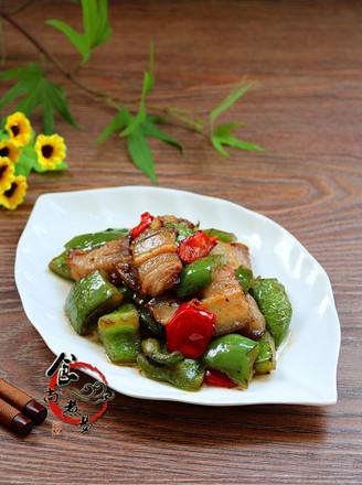 五花肉煸灯笼椒