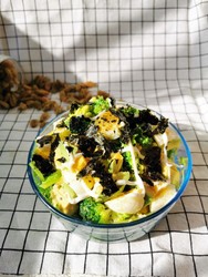 西兰花牛油果鸡蛋沙拉