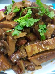 酱焖牛板筋脆骨