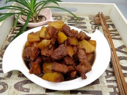 土豆焖肉