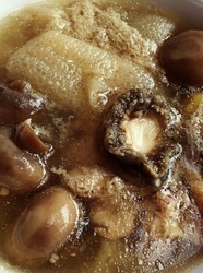 山珍海味：竹荪鲍鱼菌菇炖鸡汤