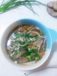 蘑菇汆肉丸汤