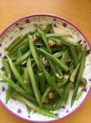 芹菜炒豌豆