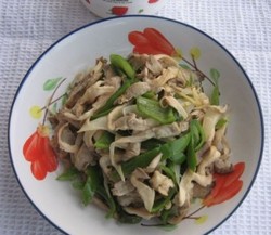 尖椒炒蘑菇