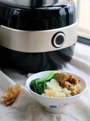 咸菜鸡肉煲仔饭