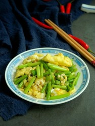 蒜苔炒鸡蛋