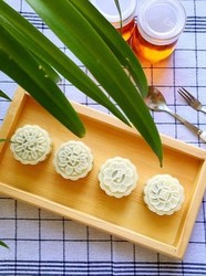 绿豆沙蔓越莓冰皮月饼