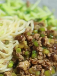 蒜苔肉酱面