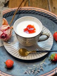 草莓果酱酸奶