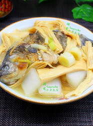 腐竹炖鲫鱼