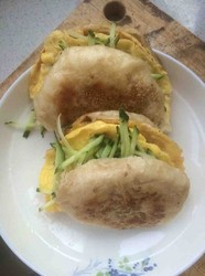 烧饼夹鸡蛋