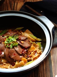 鸭血菌菇麻辣锅