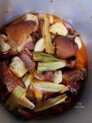 湖北土家族特色菜—干土豆炖腊猪蹄