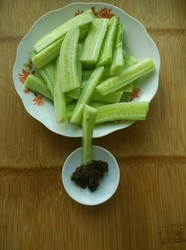 黄瓜沾酱