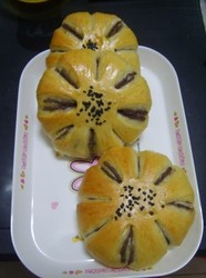 豆沙花形面包