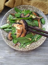 荷兰豆炒红极参