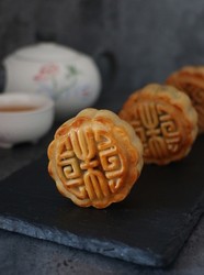 广式豆沙蛋黄月饼