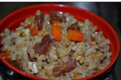 胡萝卜香肠炒饭