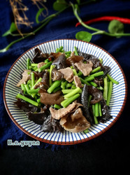 蒜台木耳炒肉