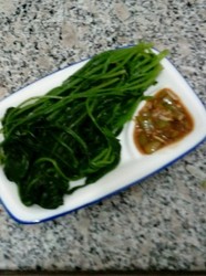 菠菜沾虾皮辣椒酱